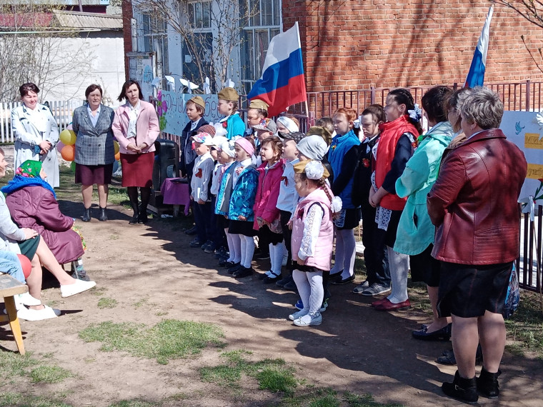 Учащиеся и сотрудники у памятника неизвестному солдату..